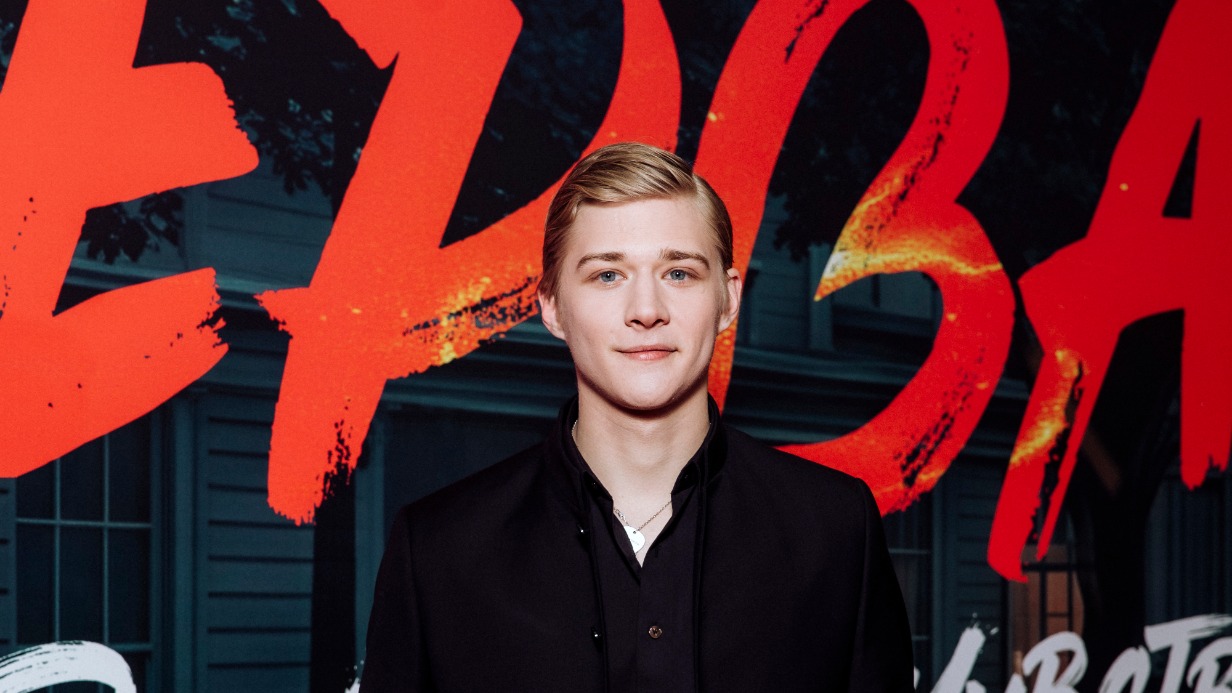 Актер Олег Савостюк сыграл в мелодраме «Первая» роль парня, чьи чувства сложно растопить лишь нежностью