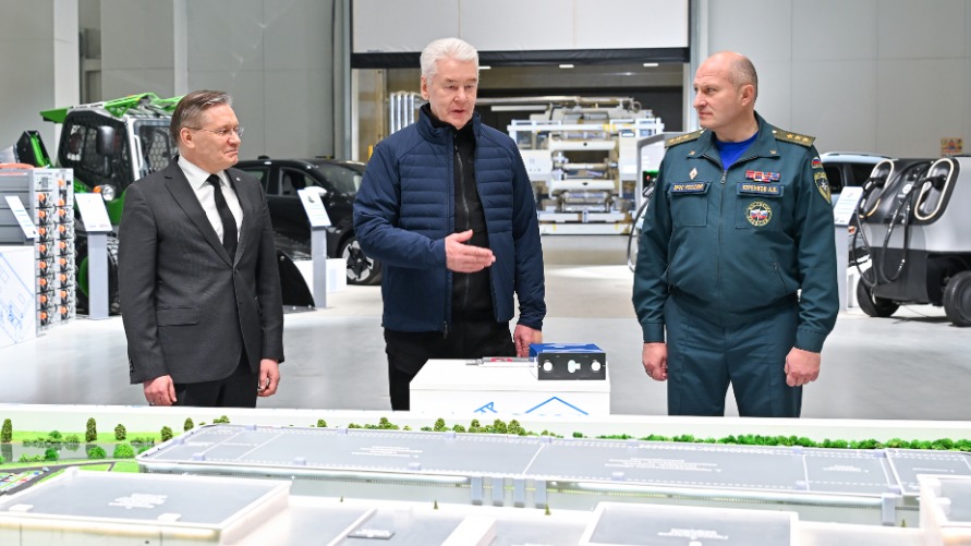 Гендиректор госкорпорации «Росатом» Алексей Лихачев, мэр Москвы Сергей Собянин и глава МЧС России Александр Куренков осмотрели ход строительства заводов по производству аккумуляторных батарей