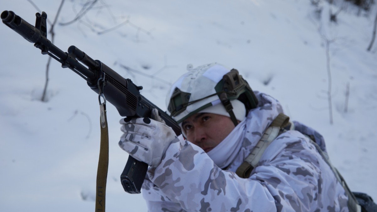Командир штурмового отделения Андрей и в праздник занят делом — делится со своими бойцами опытом ведения боя