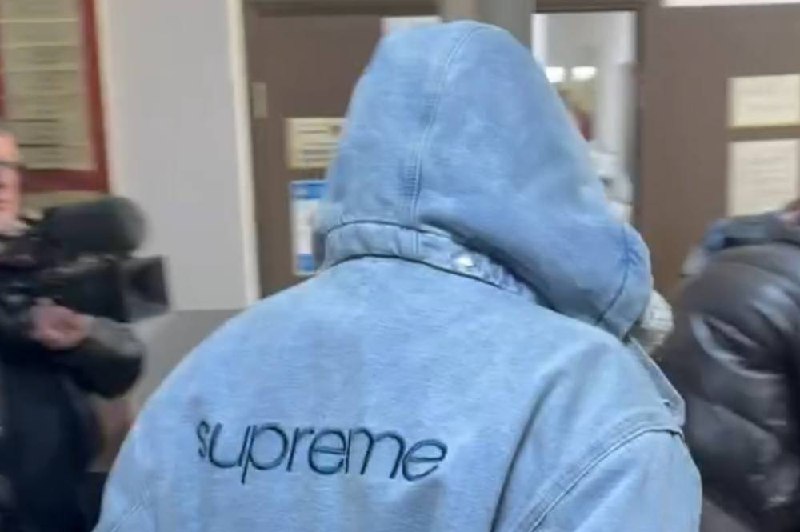 Рэпер Гуф приехал на заседание в суд в куртке Supreme за 80 тысяч рублей