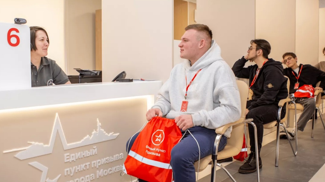 Единый пункт призыва на военную службу открылся в Москве два года назад. Его работа выстроена с учетом опыта функционирования центров «Мои документы»