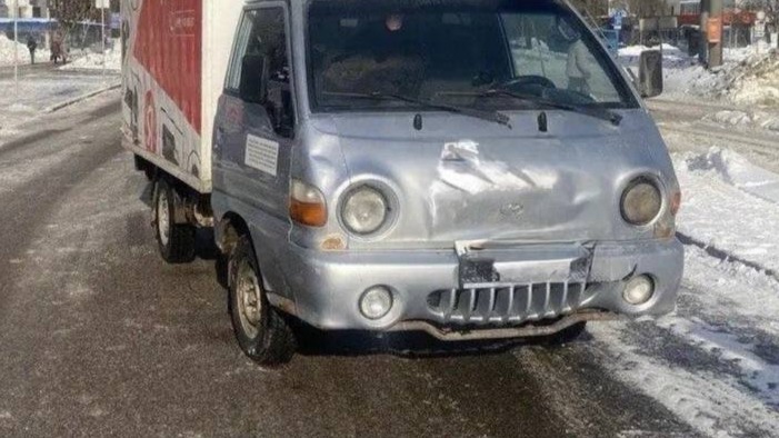 Водитель грузовика сбил женщину с коляской на пешеходном переходе в Москве