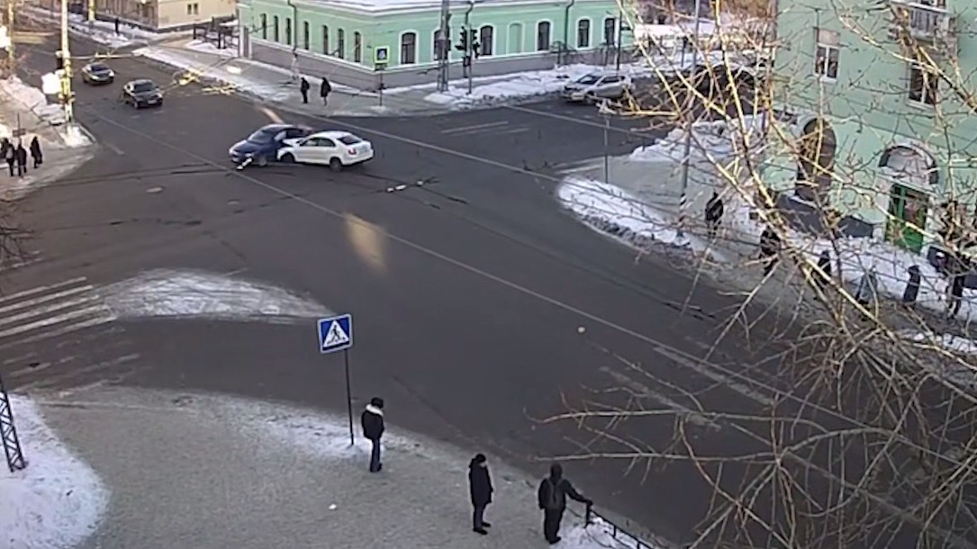 Shot: Автомобиль врезался в толпу пешеходов в Петрозаводске