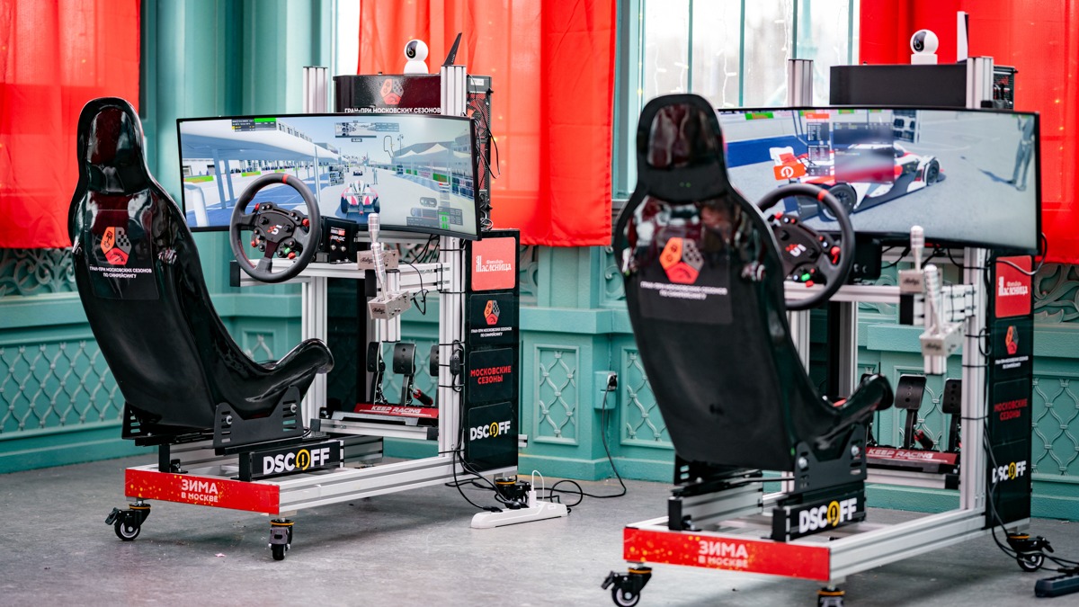 За руль — к победе: на московской «Масленице» проходят гонки на автосимуляторах