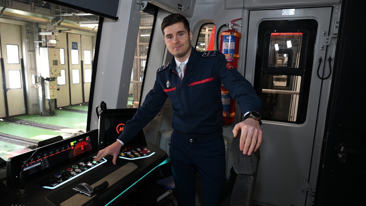 Машинист первой категории Московского метрополитена Виктор Талала выводит современный состав на обкатку. «Москва-2026» должна проехать 300 километров без единого нарекания, прежде чем принять первых пассажиров