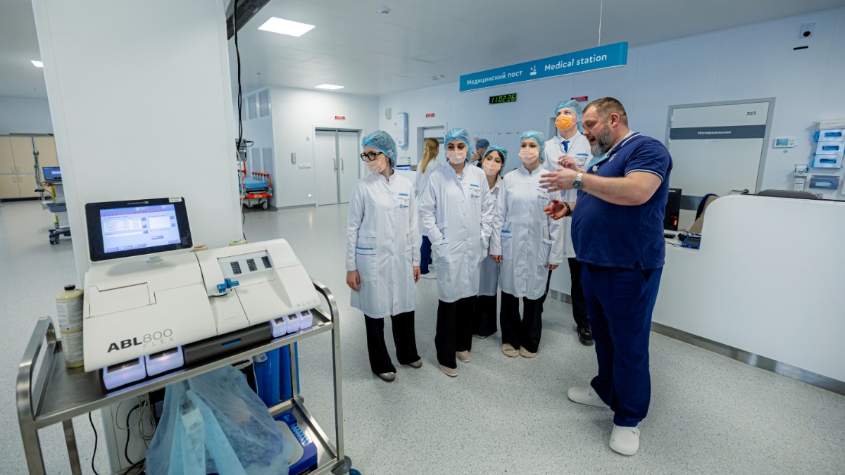 Заведующий отделением реанимации и интенсивной терапии ГКБ № 15 Виктор Быков проводит экскурсию для учеников медклассов по флагманскому центру больницы