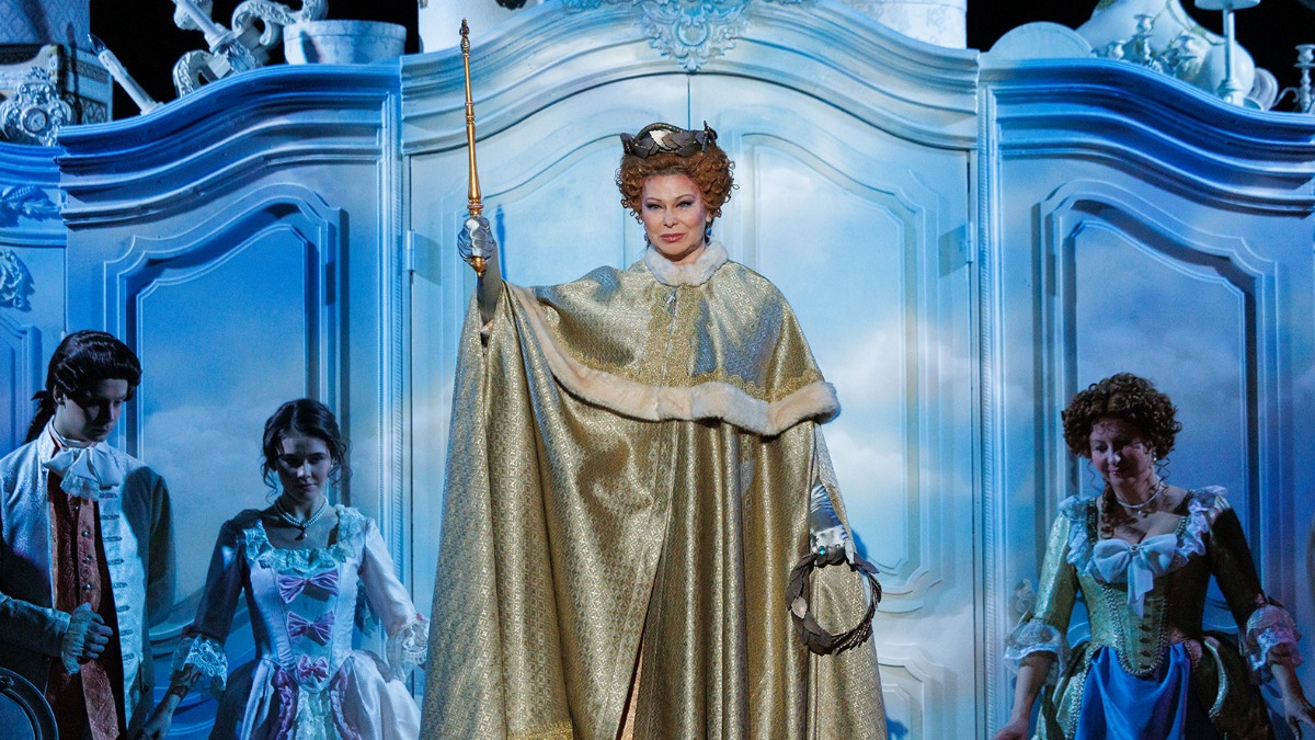 Народная артистка России Елена Харитонова в роли императрицы Екатерины Великой в спектакле «Расстроенная семья» во время предпремьерного показа в Малом театре