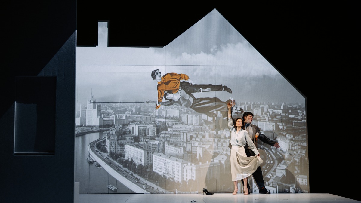 Театр Наций. Павел Артемьев в роли Андрея Вознесенского и Мария Биорк в роли Зои Богуславской