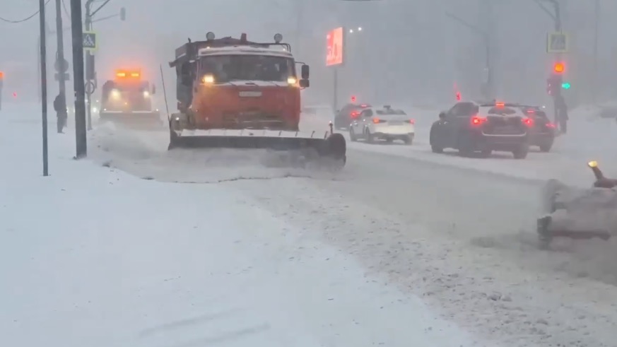 Столичные службы ликвидируют последствия сильного снегопада