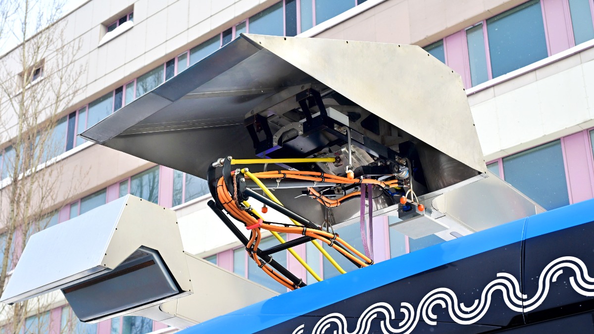 Новый способ зарядки электробусов тестируют в Москве