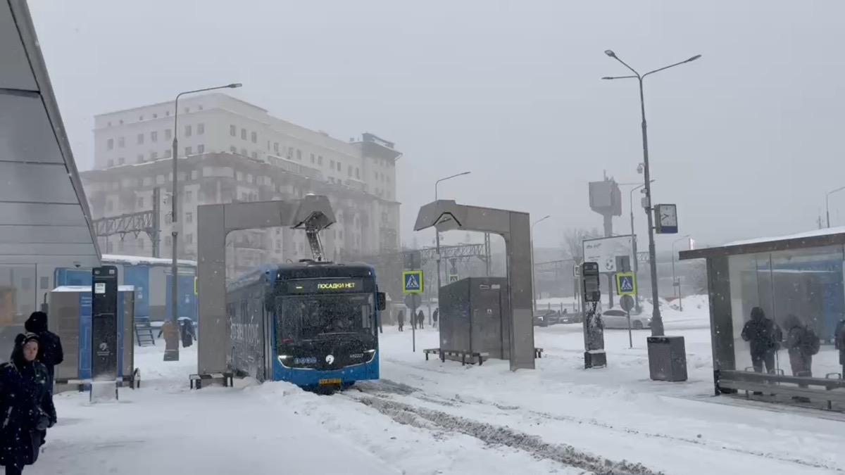 Дептранс: На дорогах Москвы отмечается высокий уровень загруженности из-за метели