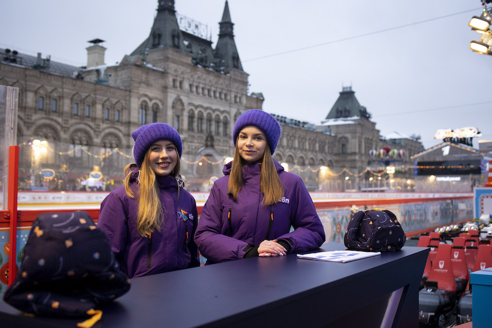 Скидка 20% и стильная шапка в подарок: идеальный выходной на ГУМ-Катке с СБП