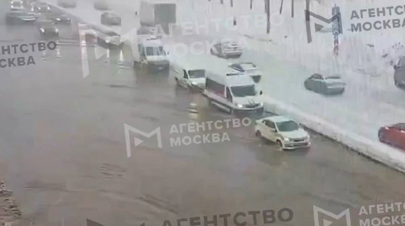 Трубу прорвало возле станции метро «Технопарк»