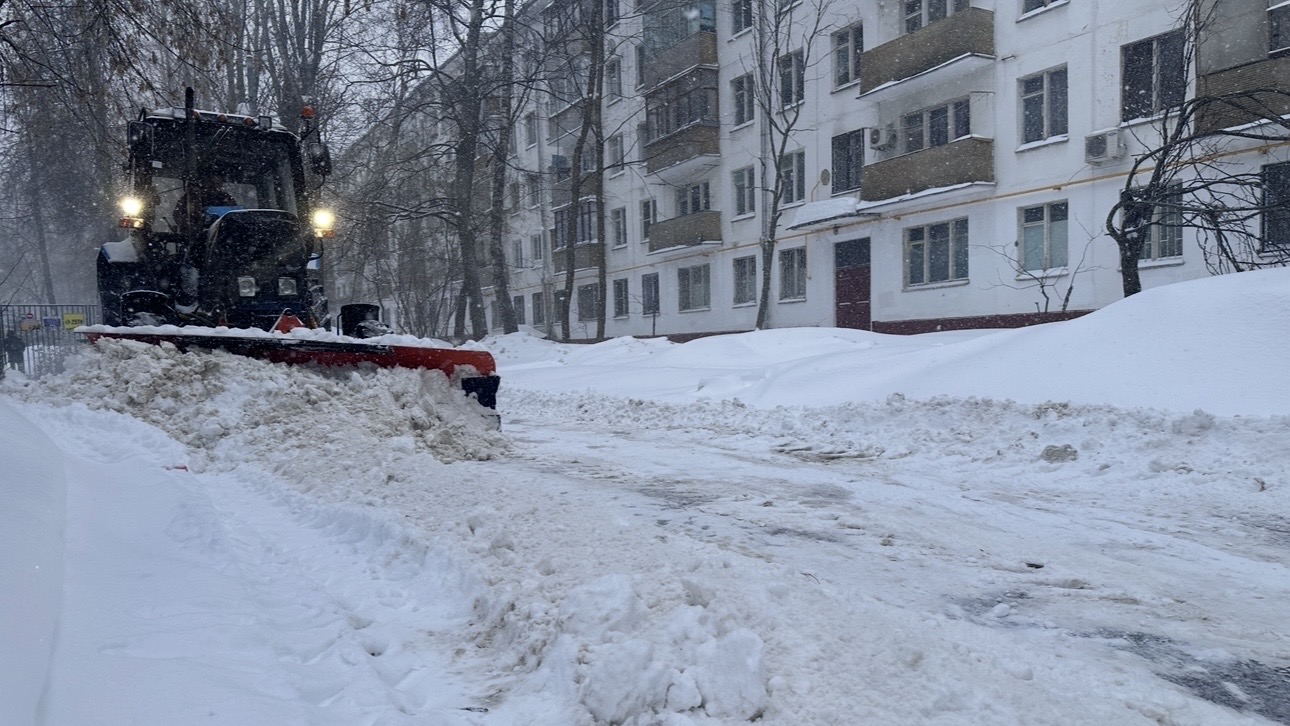 Москвичей попросили не оставлять машины вдоль дорог во время уборки снега