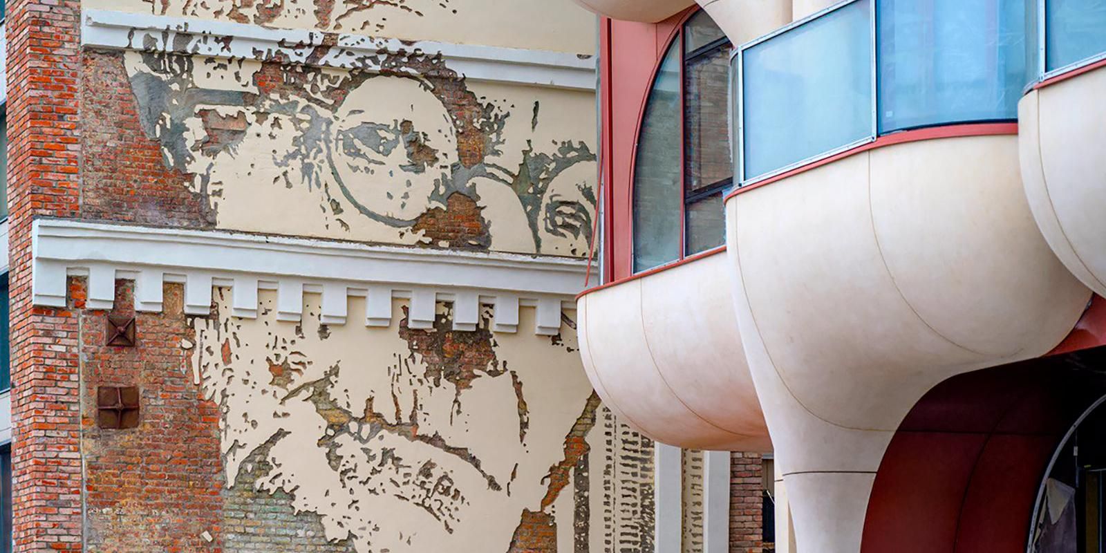 На Саввинской набережной восстановили панно с портретом Германа Гессе