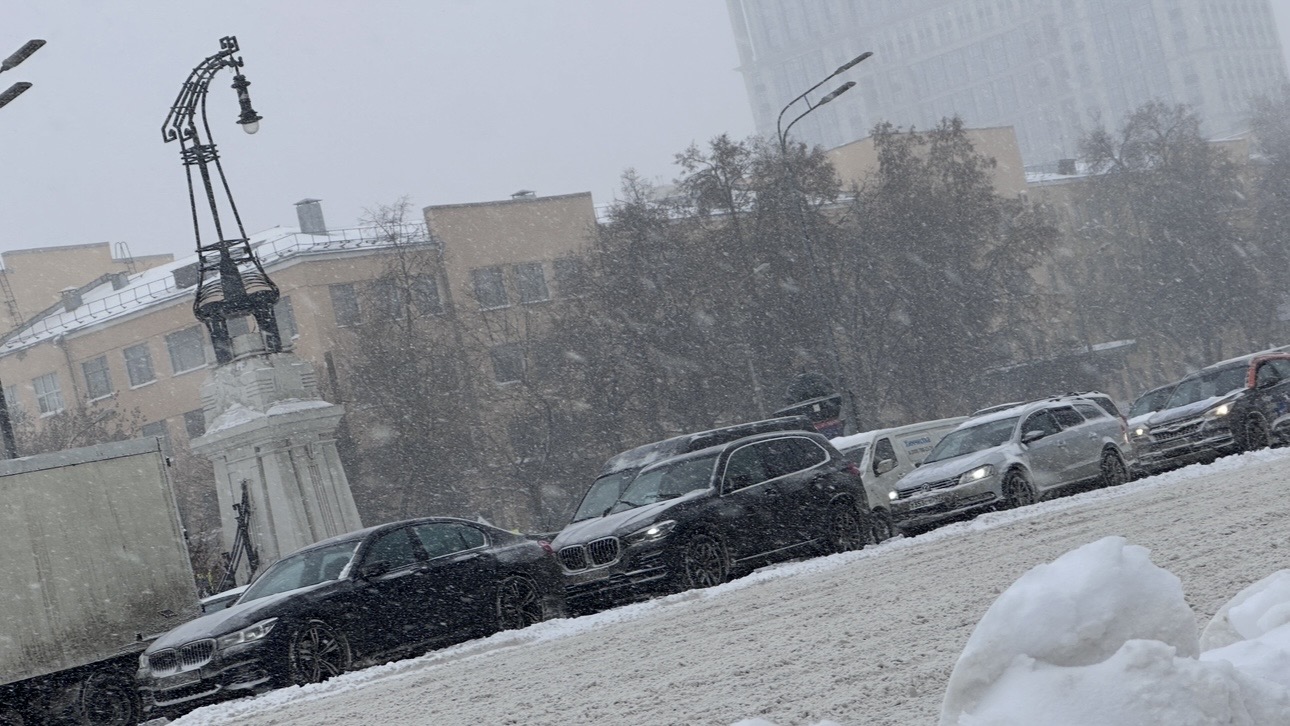 Пробки в Москве достигли девяти баллов на фоне мощного снегопада