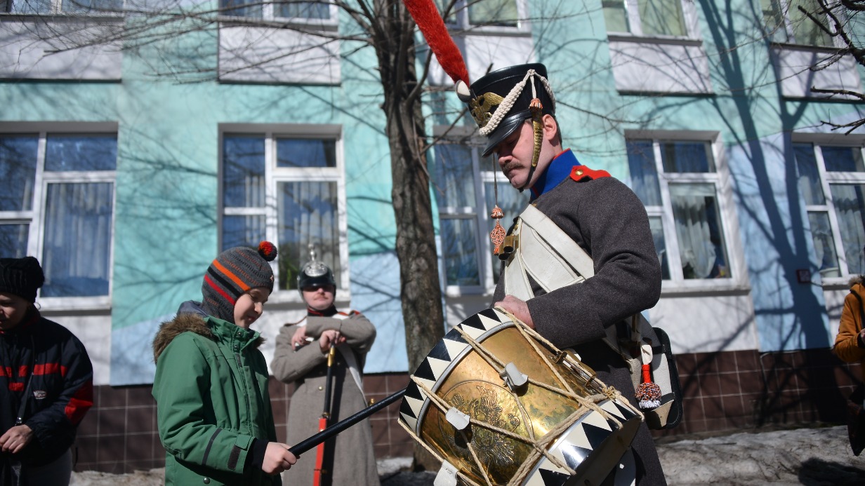 Руслан Вахаев в образе пехотного барабанщика в районе Орехово-Борисово Южное