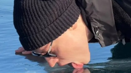 «А это вкусно!»: певец SHAMAN снял на видео, как полизал Байкал