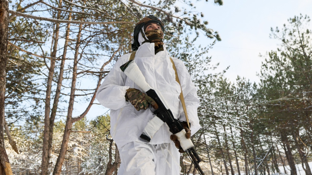 Военнослужащий во время работы расчета 120-мм миномета 2Б11