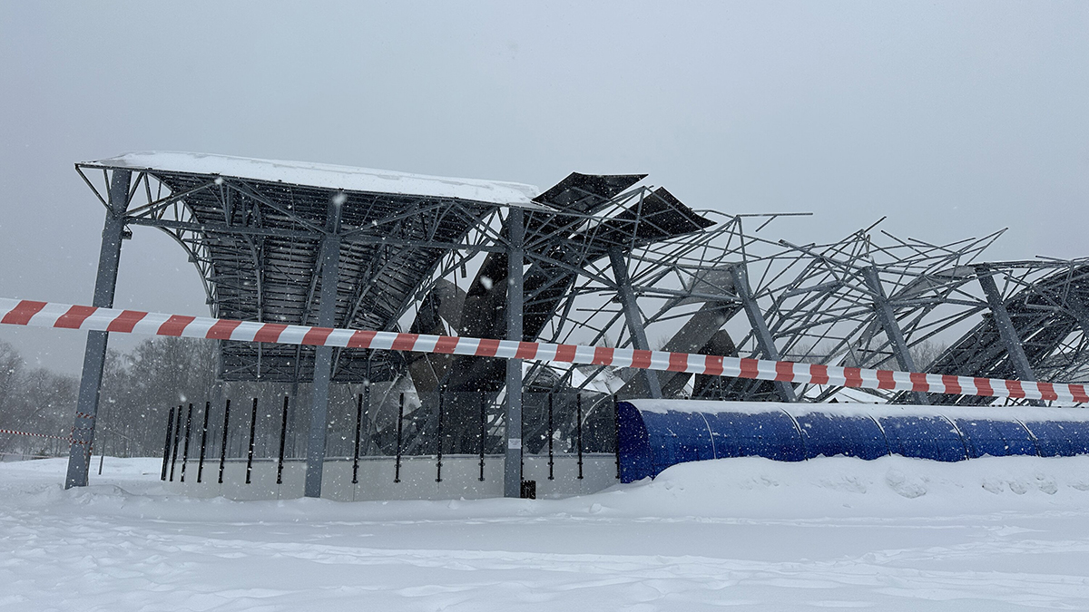 Теневой навес катка обрушился на юге Москвы
