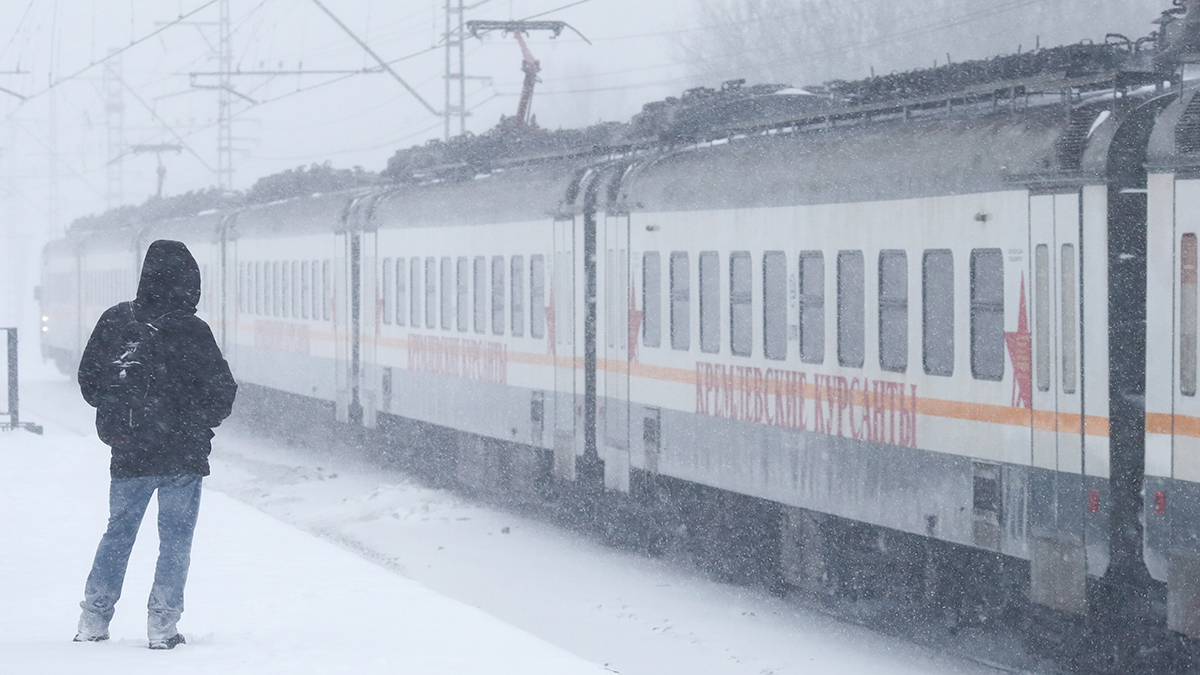 МЧС предупредило москвичей о метели и гололедице с вечера 23 февраля