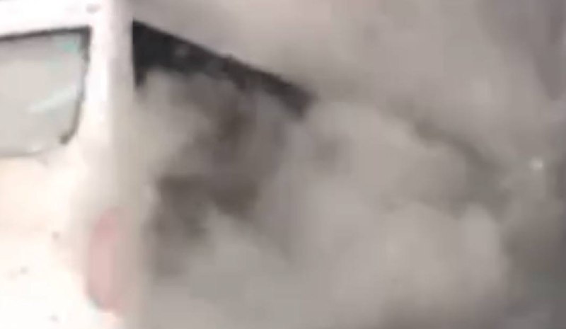 Микроавтобус вспыхнул под мостом на востоке Москвы