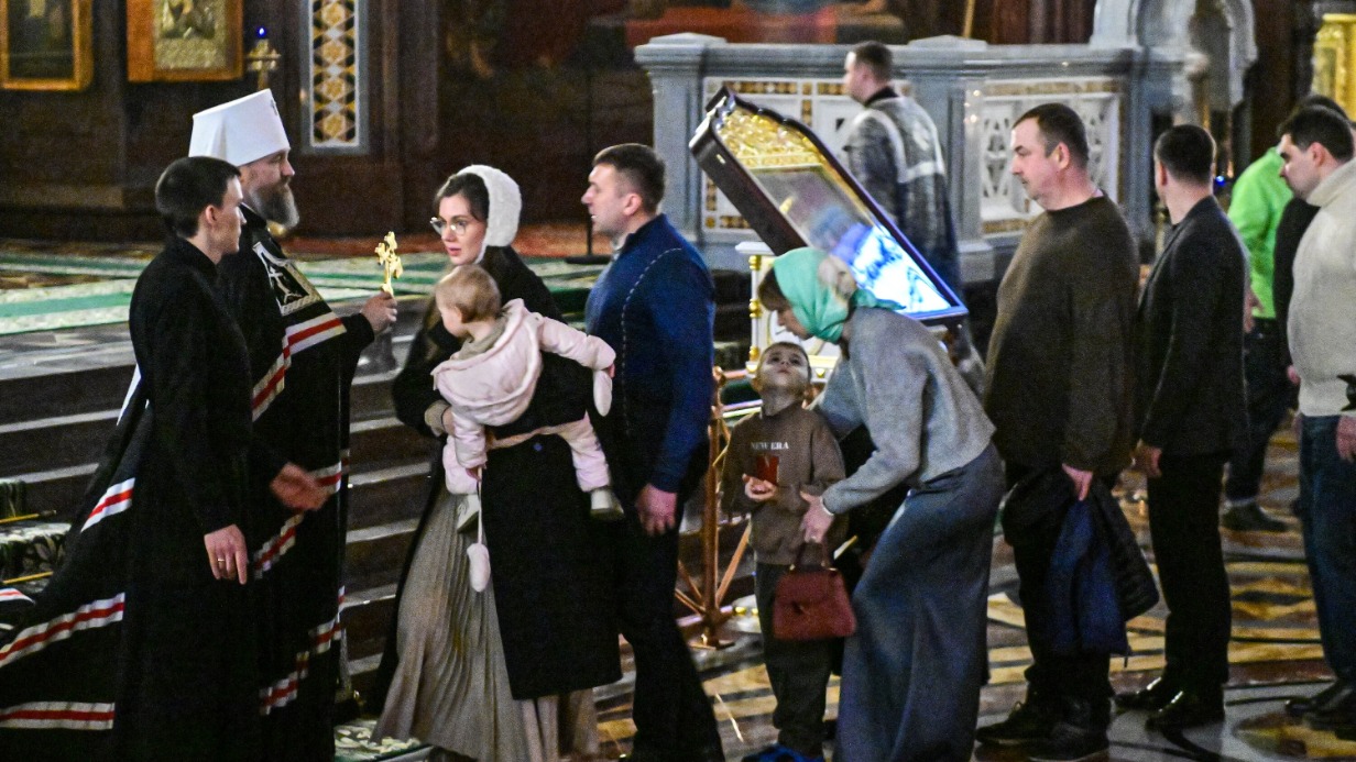 Москвичи принимают участие в вечерне и чине прощения в храме Христа Спасителя