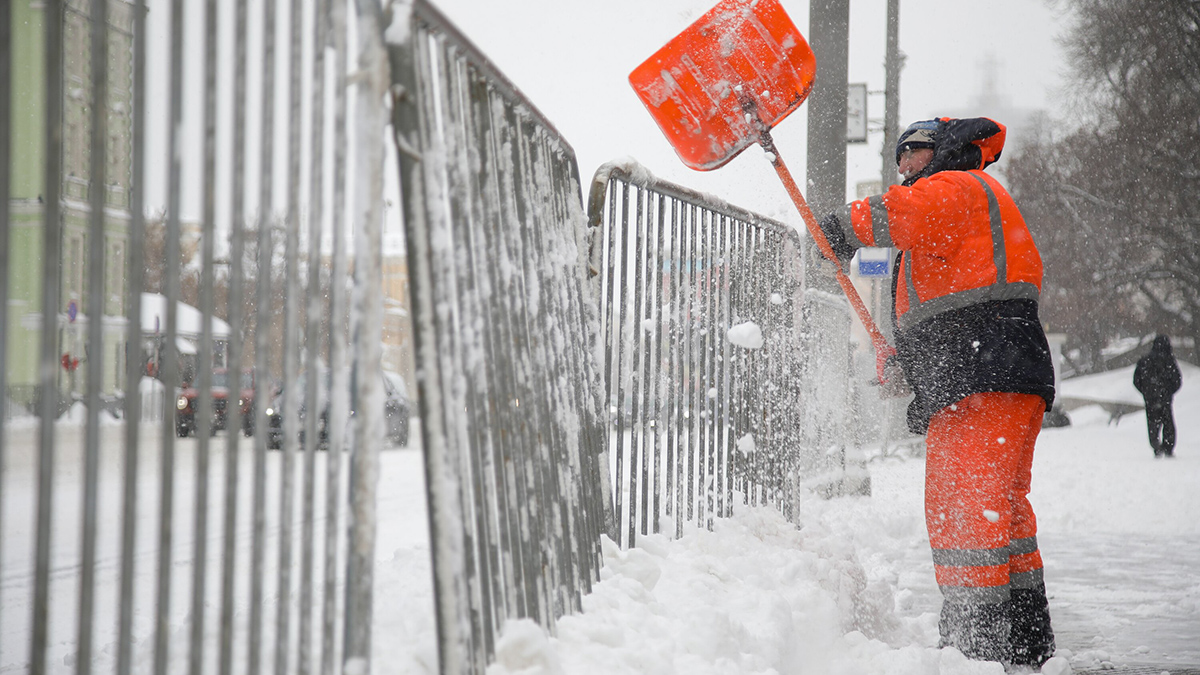 В Госдуме предложили привлечь безработных и самозанятых к уборке улиц от снега