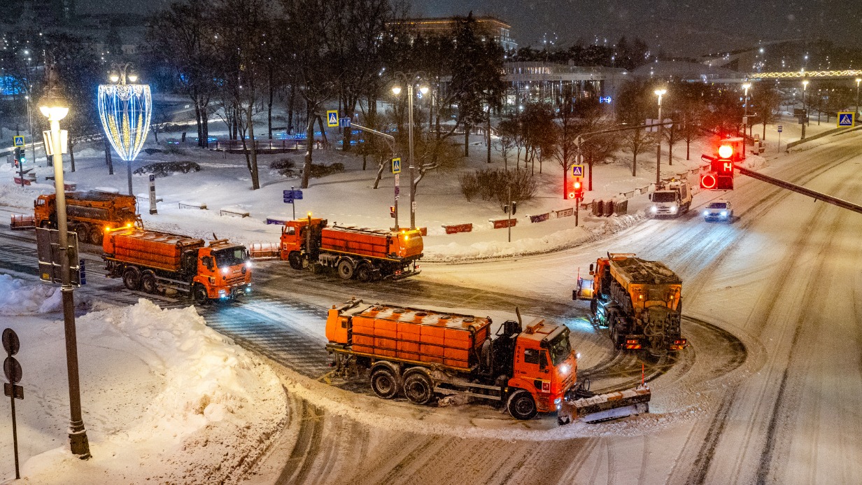  В «Мосфото» показали, как в столице устраняют последствия мощного снегопада