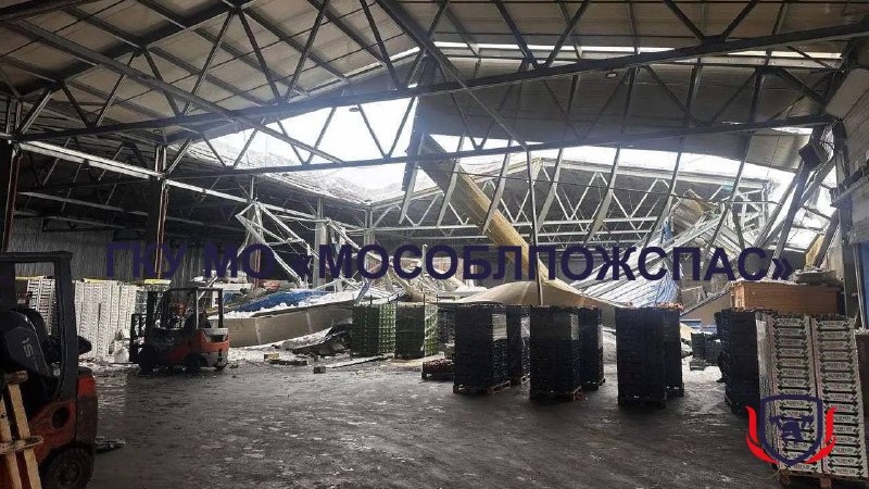 Кровля склада дважды обрушилась под тяжестью снега в Подольске