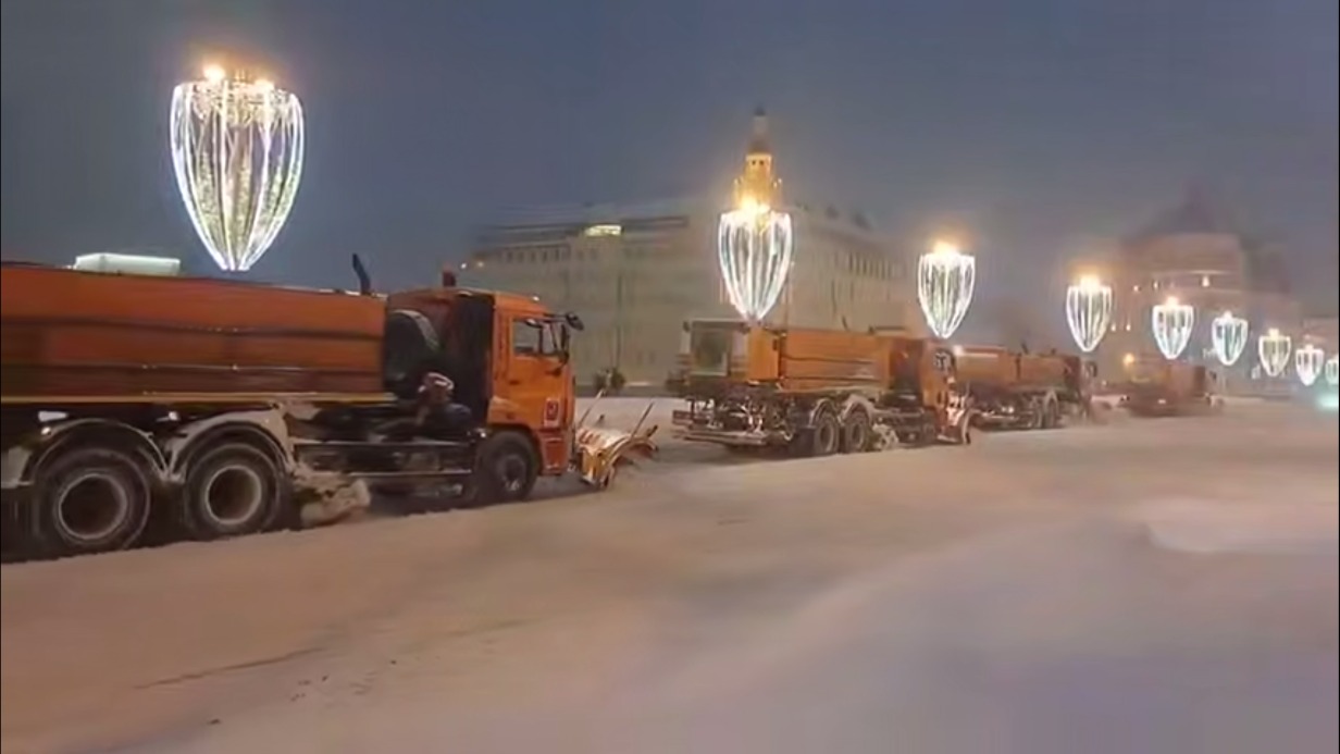 Снег в Москве будут убирать круглосуточно из-за аномального снегопада