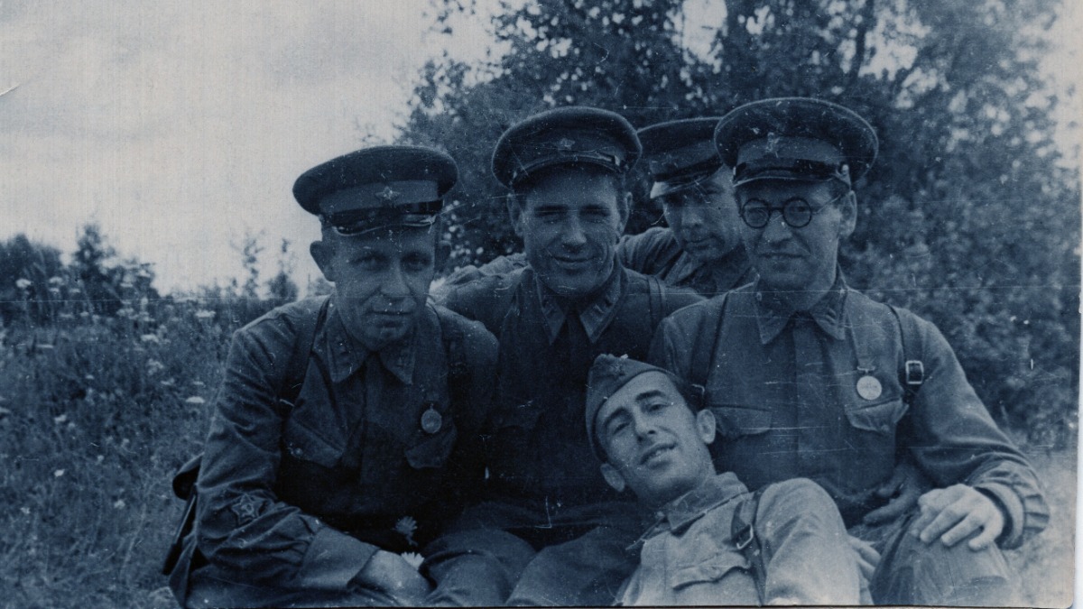 Западный фронт. Инструктор редакции дивизионнной газеты «За Родину» Александр Шинберг, ответственный секретарь дивизионной партийной комиссии комбат Константин Белкин, ответственный редактор газеты Александр Фонштейн, литературный сотрудник Павел Левин, секретарь редакции Павел Бычков
