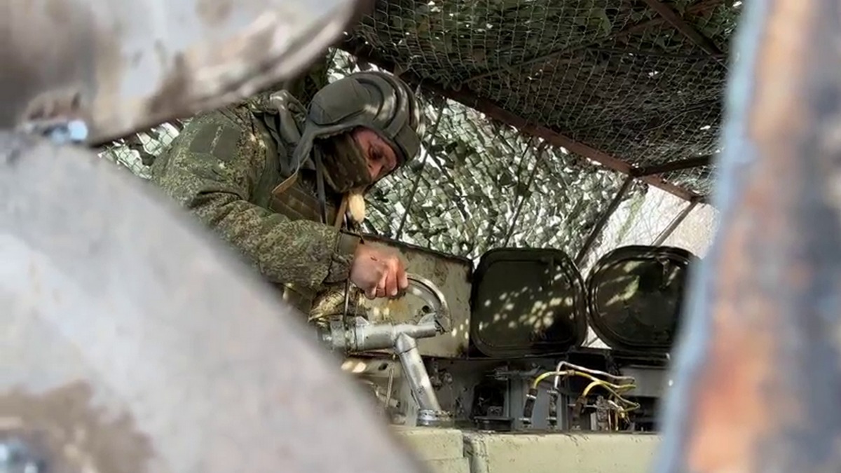 Механик-водитель БМП с позывным «Серый» производит заправку БМП-3 в зоне спецоперации