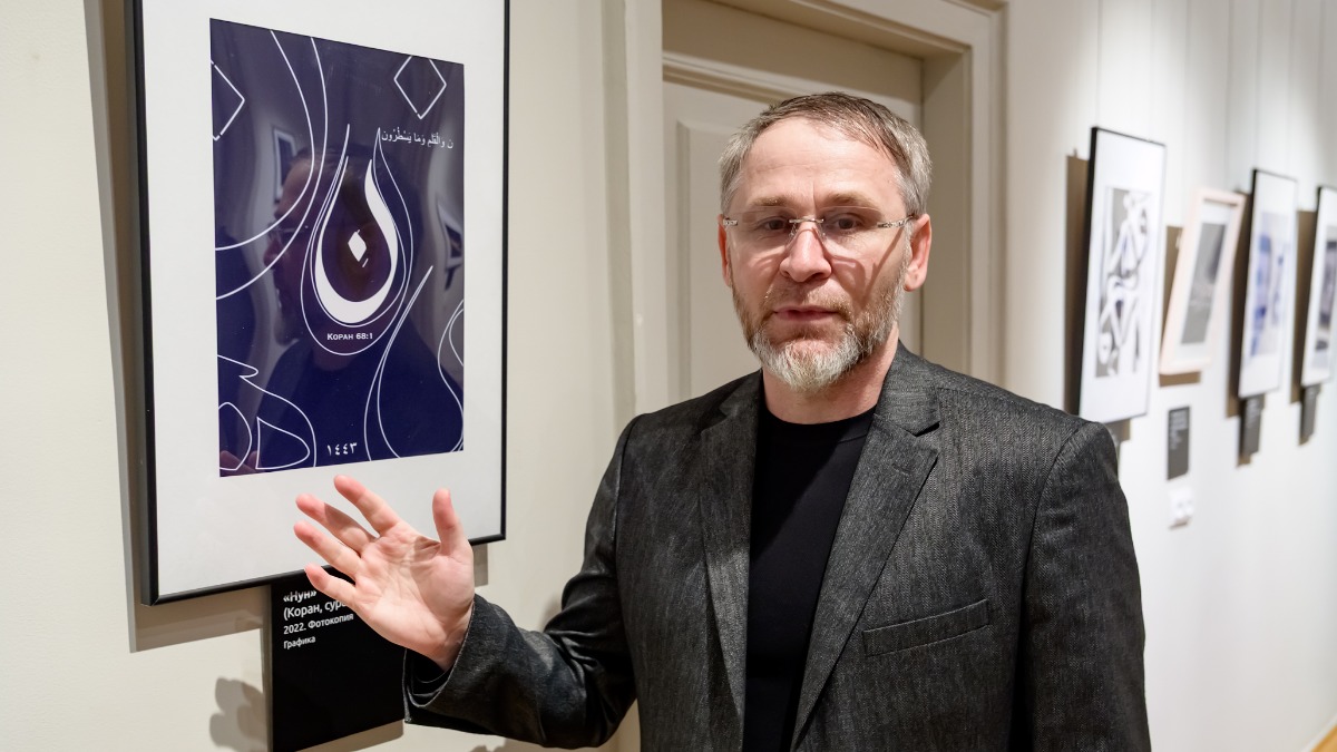 Председатель Союза художников Чечни Исмаил Денильханов представил выставку «Вечные смыслы», приуроченную к началу Рамадана