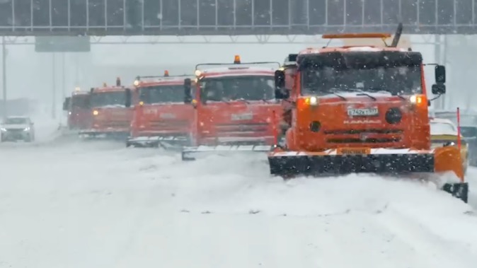 Специалисты городских служб ликвидируют последствия сильного снегопада в Москве