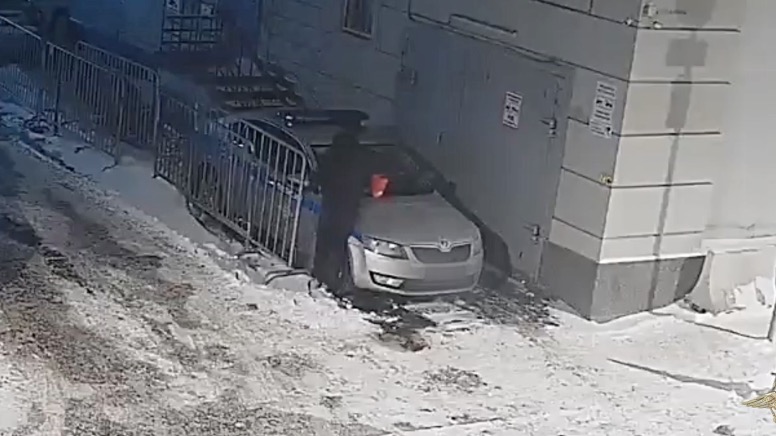 Мужчина поджег автомобиль полиции на Арбате по заданию мошенников