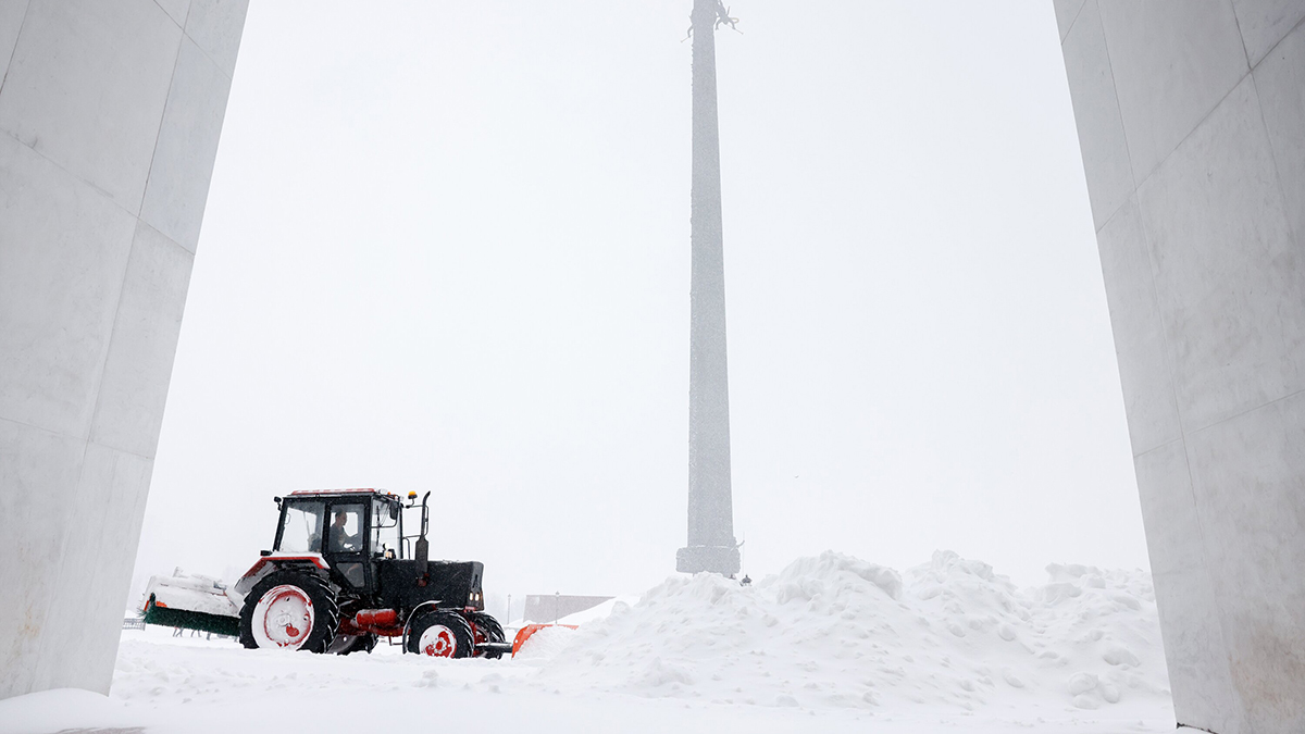 Специалисты городских служб работают в усиленном режиме из-за снегопада