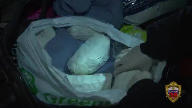 Полицейские задержали в Москве мужчину и женщину с пятью свертками с марихуаной