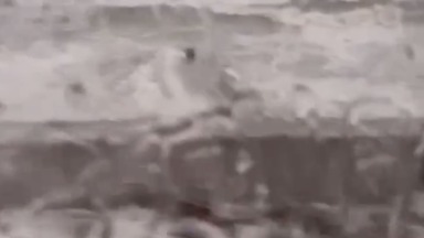 Огромная волна окатила электричку в Сочи