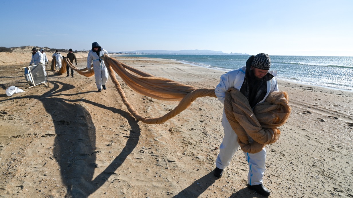 Установка сетей для защиты от нефтепродуктов. 08 февраля 2025 года