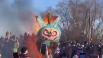 Огромного Лабубу сожгли на Масленице в Липецкой области