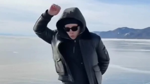 «Похулиганил с ИИ»: SHAMAN опубликовал новое провокационное видео с озера Байкал