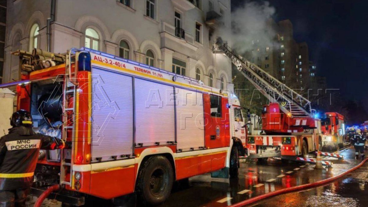 Пожару в жилом доме в центре Москвы присвоили второй уровень сложности