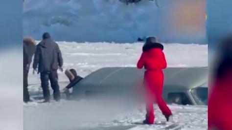 В Сети появились кадры с провалившейся под лед машиной с туристами на Байкале