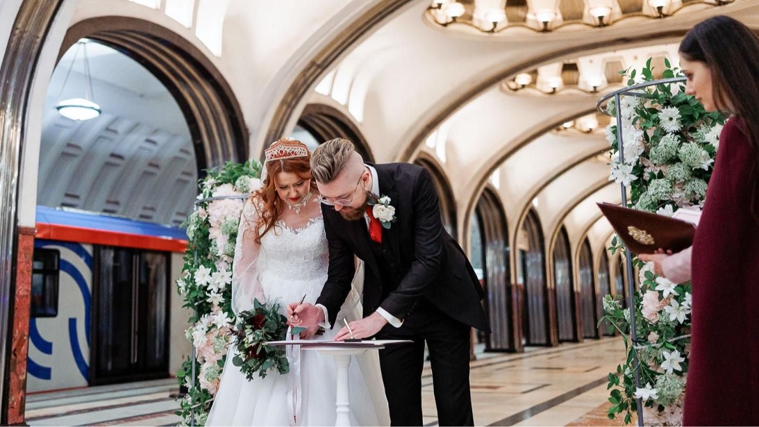 Первые в 2026 году церемонии бракосочетания провели на станции метро «Маяковская»