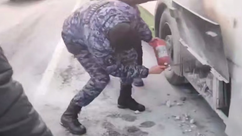 Столичные росгвардейцы предотвратили возгорание автобуса на юго-западе Москвы