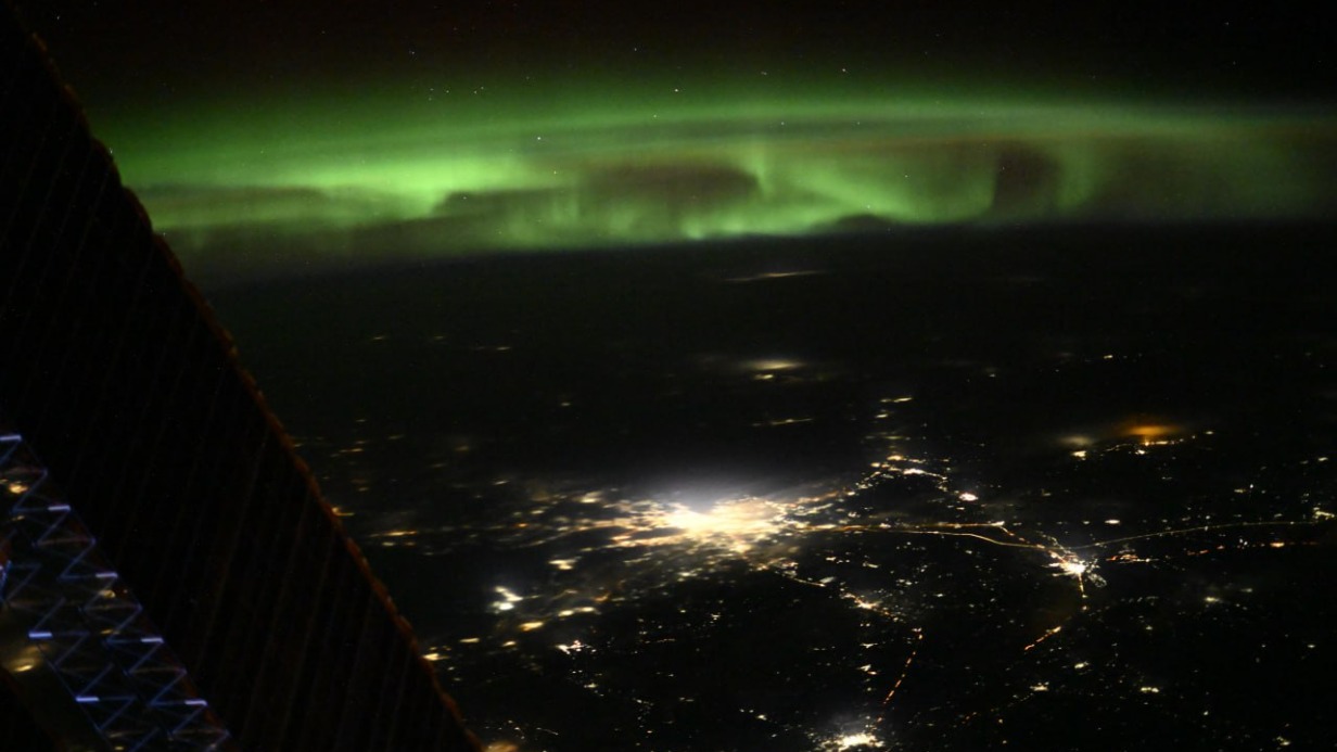 Роскосмос показал фото зеленого сияния над ночным Петербургом с борта МКС