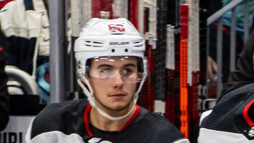 Забивший решающую шайбу на Олимпиаде хоккеист Хьюз лишился зуба во время игры