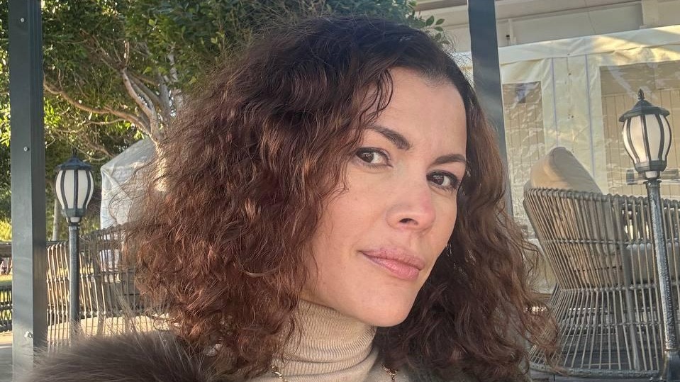 Заметила только через 10 минут: сын блогерши Амрани выпал из окна