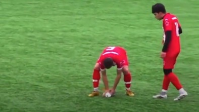 Футболисты сделали массаж сердца чайке, которую случайно сбили мячом